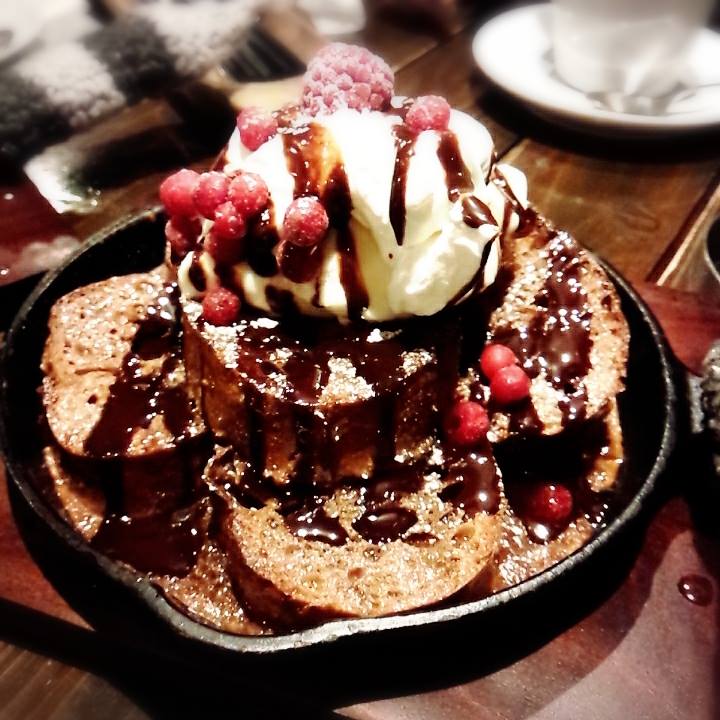 日和カフェ(ヒヨリカフェ) その他スイーツ 冷たいアイスと生クリームがのったフレンチトースト