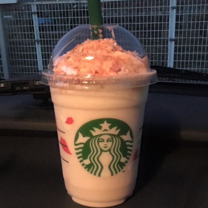 スターバックス コーヒー ジャパン（Starbucks Coffee Japan）&nbsp;ドリンク,ビスケット&nbsp;さくらブロッサム＆ストロベリー フラペチーノ、バターミルクビスケット