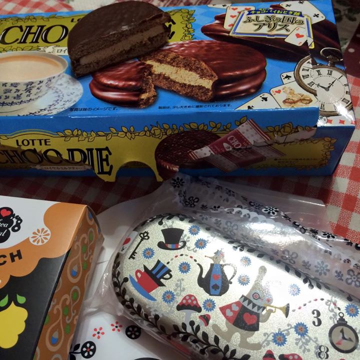 スーパー・コンビニ・その他 お菓子,チョコレート チョコパイの不思議の国のアリス ロイヤルミルクティー味、マキャプート不思議の国のアリスのチョコ