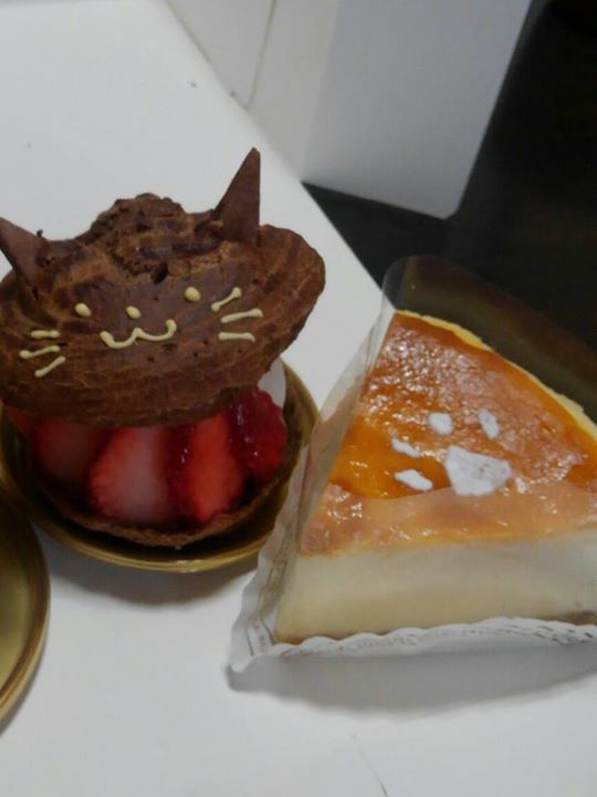 コンディトライ・アン・マリーレ&nbsp;シュークリーム,ケーキ・タルト&nbsp;くろねこ苺シュー、ケーゼクーヘン