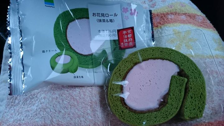 ファミリーマート(FamilyMart) ケーキ・タルト お花見ロール(抹茶&苺)