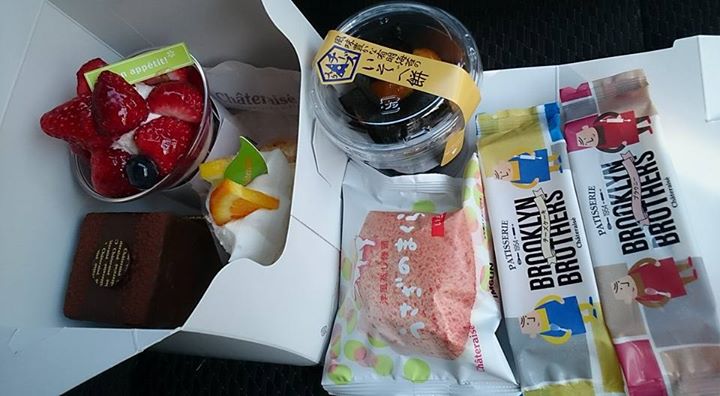 シャトレーゼ&nbsp;ケーキ・タルト,お餅&nbsp;苺ケーキ、チョコレートケーキ、チーズ入りいそべ餅、うさぎのまくら、BROOKLYN BROTHERS（チーズケーキ、ブラウニー）