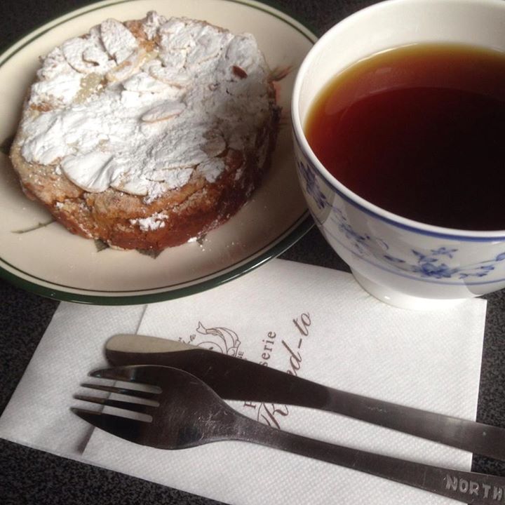 パティスリー ロント(Patisserie Rond-to) パン アーモンドがのったパン