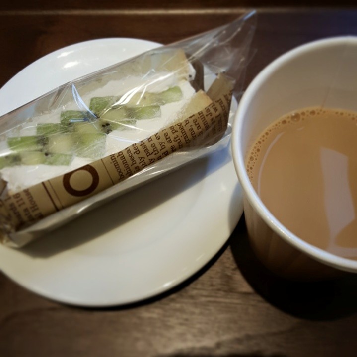 森のパン屋べジタ&nbsp;パンケーキ&nbsp;フルーツサンド（キウイ）