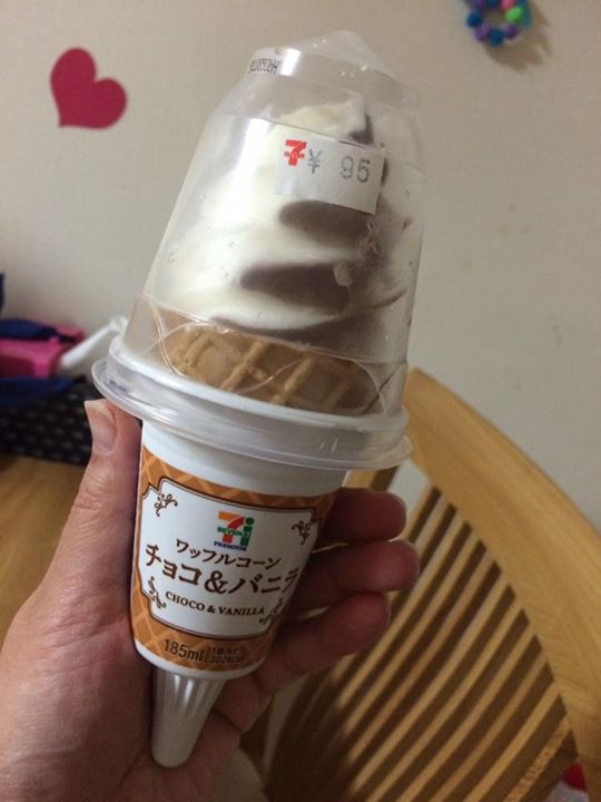 セブンイレブン&nbsp;アイス・ジェラート&nbsp;ワッフルコーン チョコ＆バニラ
