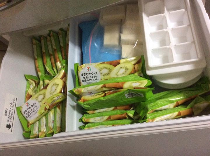 セブンイレブン&nbsp;アイス・ジェラート&nbsp;まるでキウイを冷凍したような食感のアイスバー