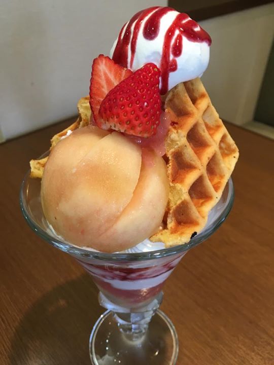 パティスリーヒラノ(cafe HIRANO) パフェ・サンデー,ワッフル 桃のパフェ、桃のワッフル
