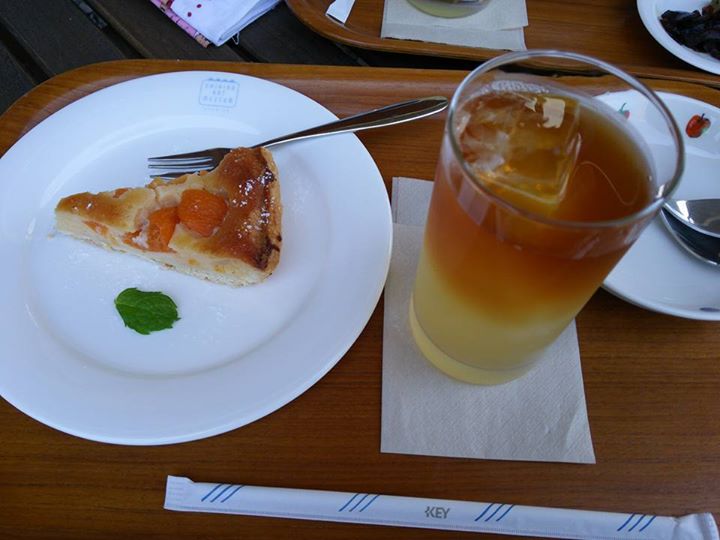 絵本カフェ（安曇野ちひろ美術館内）&nbsp;ケーキ・タルト,ドリンク&nbsp;千曲市あんずの里のあんずタルト、松川村のりんごを使ったアップルティー