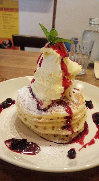 カフェ トケトケ（toque toque）&nbsp;パンケーキ&nbsp;アイス＆カシスパンケーキセット