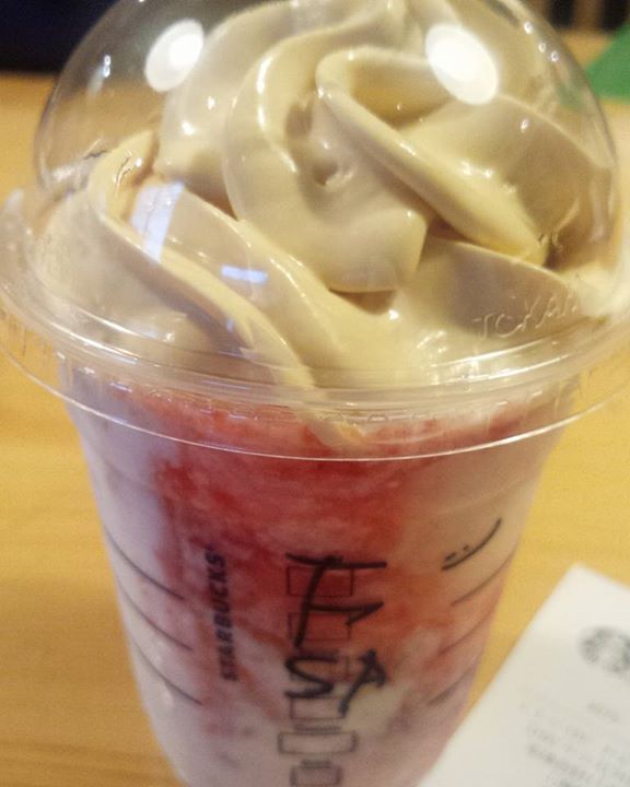 スターバックス コーヒー ジャパン(Starbucks Coffee Japan) ドリンク ベイクドチーズケーキフランペチーノ ストロベリーソース追加