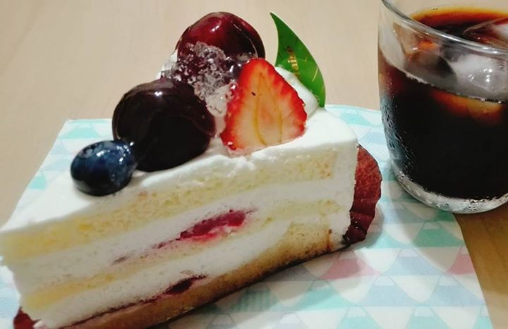 シャトレーゼ&nbsp;ケーキ・タルト&nbsp;アメリカンチェリーと苺のプレミアムショートケーキ