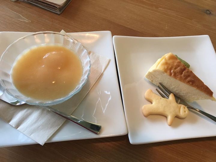 カフェぐーと&nbsp;ケーキ・タルト&nbsp;ニューヨークチーズケーキとヨーグルトムースピーチソース