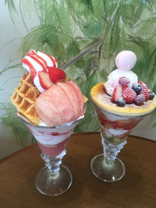 パティスリーヒラノ(cafe HIRANO) パフェ・サンデー 桃ワッフルパフェ、クリームブリュレパフェ