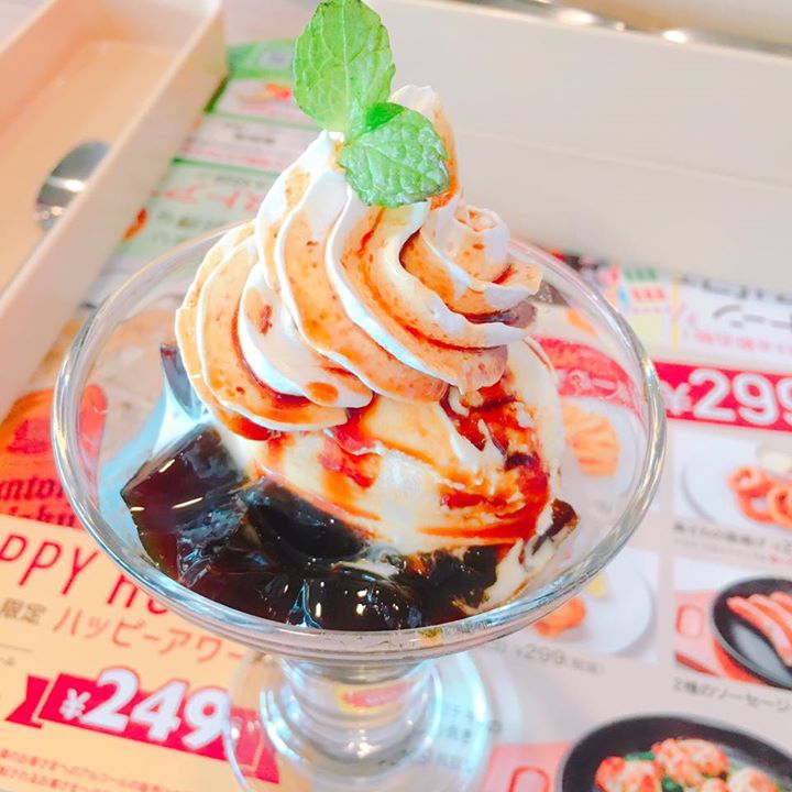 ガスト ゼリー・蒟蒻・寒天,ケーキ・タルト 黒糖ゼリーバニラアイス添え、チーズケーキマンゴー&ストロベリー