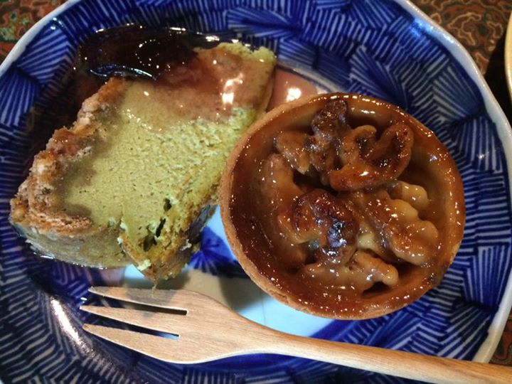 銀の羊(ギンノヒツジ) ケーキ・タルト クルミのタルト、プラムソースの抹茶チーズケーキ