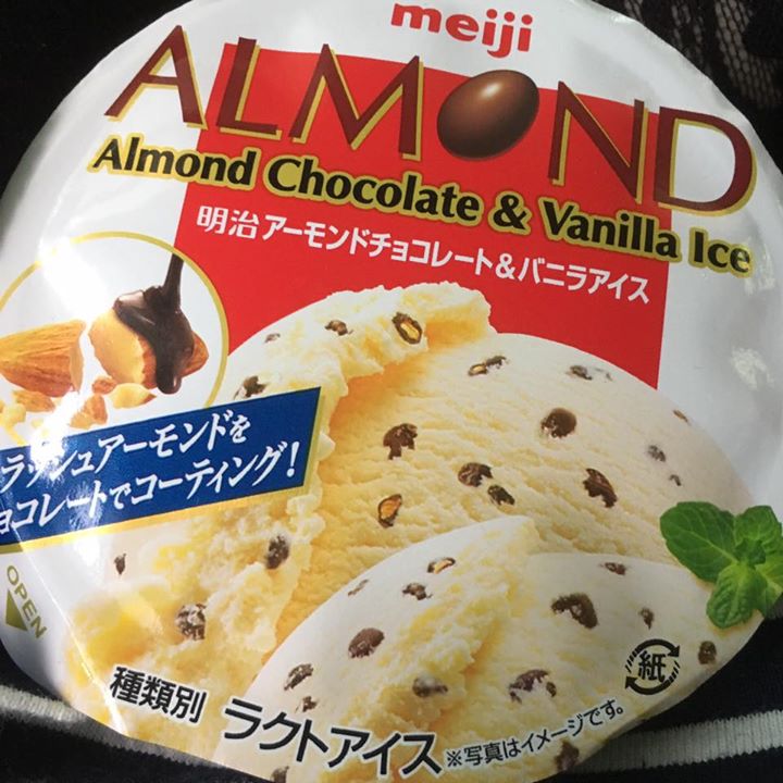 セブンイレブン&nbsp;アイス・ジェラート&nbsp;アーモンドチョコアイス、さけるグミ ピーチ