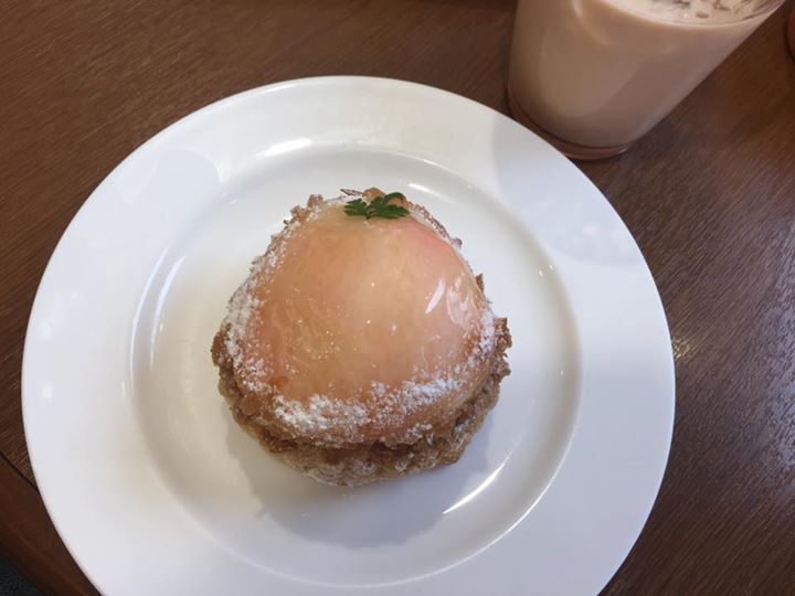 パティスリーヒラノ(cafe HIRANO) ケーキ・タルト,ワッフル 季節限定の桃パイ、レモンとパイナップルのワッフル