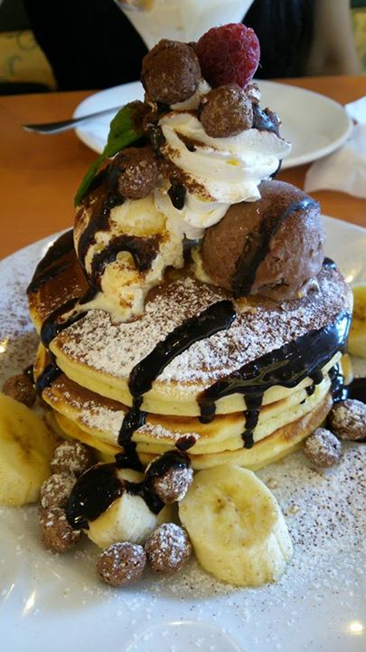 デニーズ（Denny’s）&nbsp;パンケーキ,パフェ・サンデー&nbsp;チョコレートパンケーキ、桃のミニパルフェ、キャラメルパンケーキ