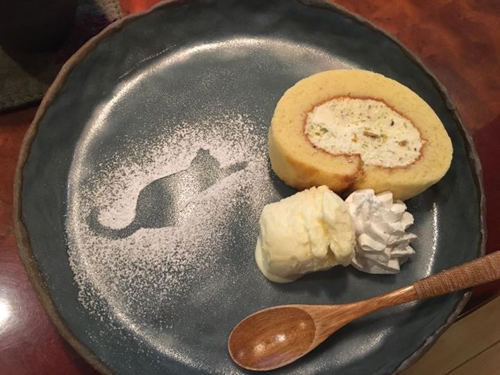 Cafe風和(フウワ) ケーキ・タルト ピスタチオロールと白桃とブドウのタルト