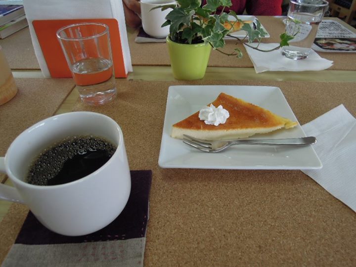 ペレファカフェ ケーキ・タルト 自家製の山羊の乳を使ったチーズケーキ