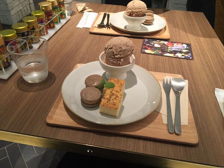 横町カフェ(ヨコマチカフェ) マカロン,アイス・ジェラート,ケーキ・タルト マカロンとアイスとケーキのセット