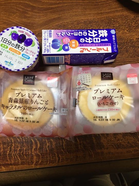 ローソン（LAWSON）&nbsp;ケーキ・タルト,ヨーグルト&nbsp;プレミアムロールケーキ（いちごのせ）、プレミアム青森県産りんごとキャラメルのロールケーキ、プルーンヨーグルト他