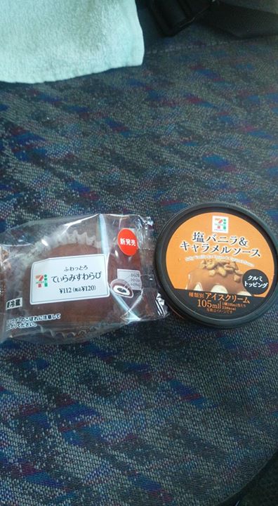 セブンイレブン わらび餅,アイス・ジェラート てぃらみすわらび、塩バニラ&キャラメルソース
