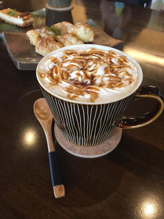 カフェ&スペース CHAMISE(チャミセ) ケーキ・タルト,パイ,ドリンク チーズケーキ、プチアップルパイ、キャラメルラテ