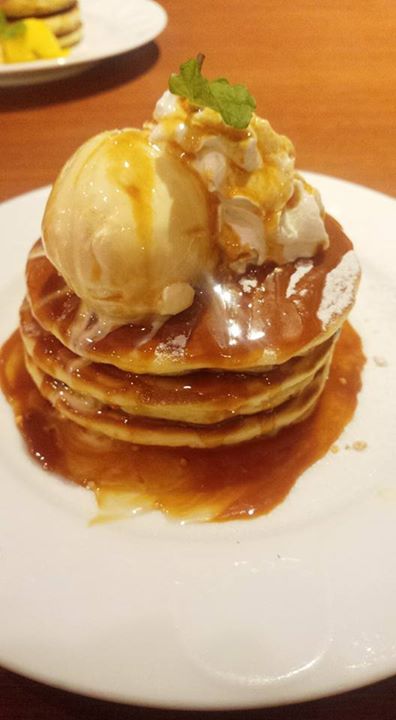 デニーズ(Denny’s) パンケーキ キャラメルハニーパンケーキ、紫芋と黒ごまのパンケーキ