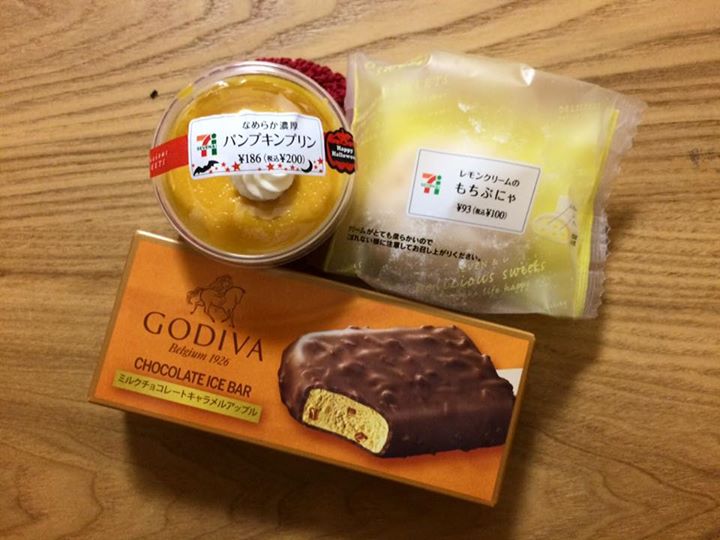 セブンイレブン なめらか濃厚パンプキンプリン、GODIVAミルクチョコレートキャラメルアップル、レモンクリームのもちぷにゃ