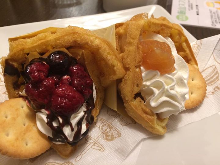 cafe ELK(カフェエルク) ワッフル,ケーキ・タルト ショコラベリーとリンゴのワッフルとハロウィン限定スフレ