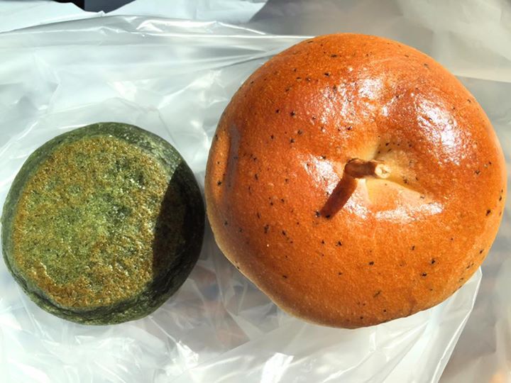梓川サービスエリア パン 草餅を焼いた感じのパン、紅茶とりんごクリームのパン