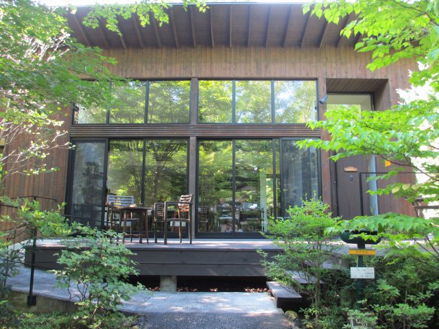 ザ・テラス・サクマ (The Terrace Sakuma) パイ,ケーキ・タルト アーモンドパイ、ヘーゼルナッツケーキ