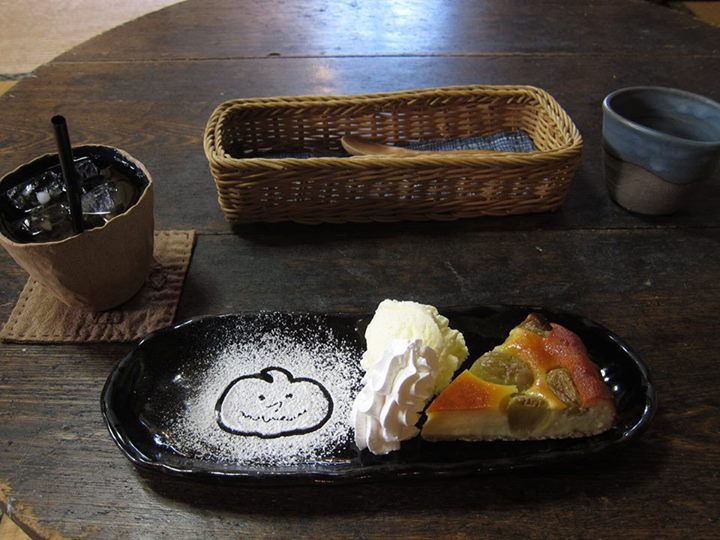Cafe風和(フウワ) ケーキ・タルト シャインマスカットのクラフティタルト、パンプキンマフィンカリカリごまおさつのせ
