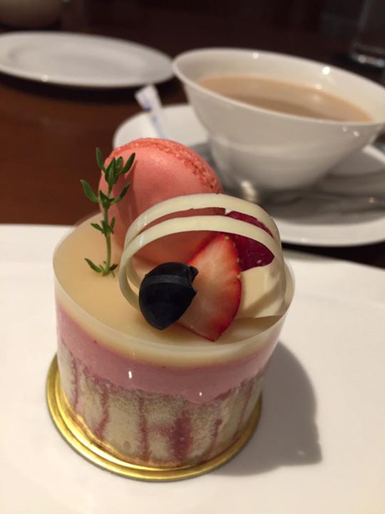 リストランテ イニツィア・ラ・クチーナ ケーキ・タルト いちごとマカロンのケーキ
