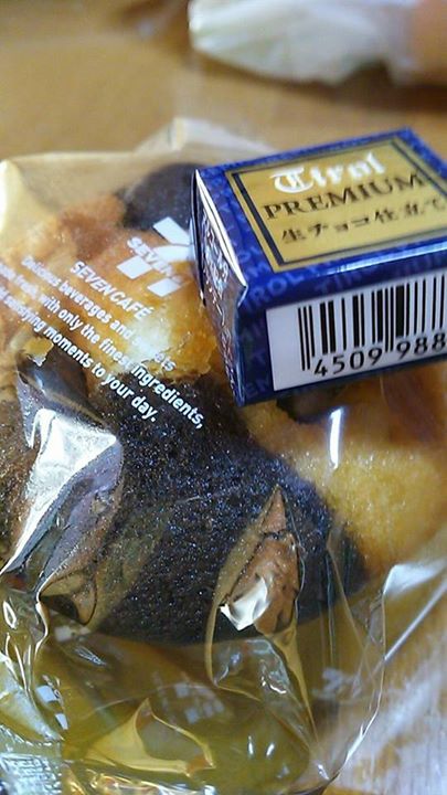セブンイレブン マフィン,チョコレート チョコマフィン、チロルチョコ PREMIUM 生チョコ仕立て