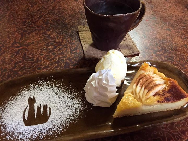 Cafe風和（フウワ）&nbsp;ケーキ・タルト&nbsp;りんごのクラフティタルトと紅茶のセット