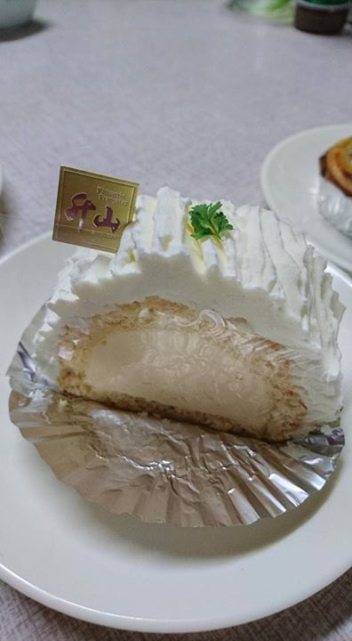 フランス菓子 升山(ショウザン) ケーキ・タルト シャンパンババロア、フルーツロールケーキ、バナナとココナッツのタルト