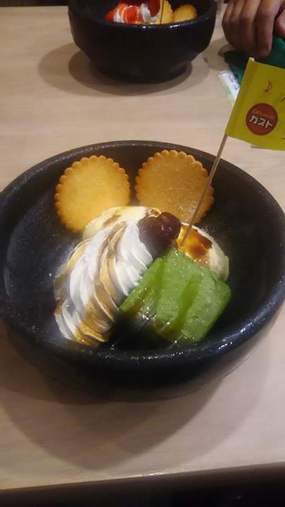 ガスト&nbsp;パフェ・サンデー&nbsp;ストーンアイスパフェの抹茶ムースつぶあん
