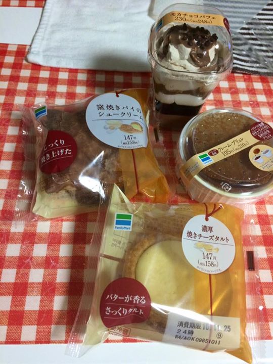 ファミリーマート(FamilyMart) パフェ・サンデー,シュークリーム,ケーキ・タルト モカチョコパフェ、窯焼きパイのシュークリーム、クレームブリュレ、濃厚焼きチーズタルト