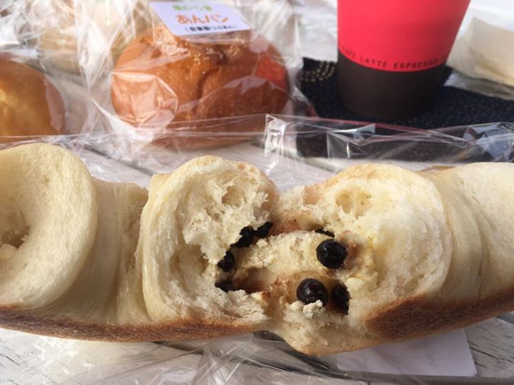 畑のパン屋 パン クリームチーズとブルーベリーのベーグル、あんパン