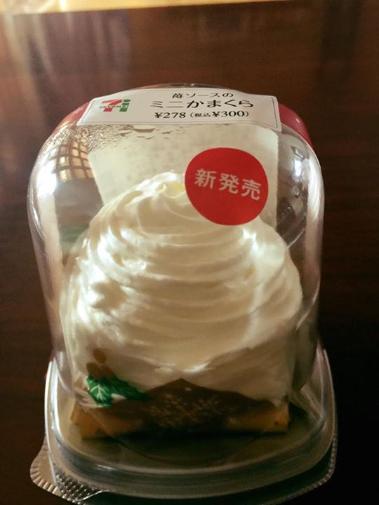 セブンイレブン&nbsp;ケーキ・タルト&nbsp;苺ソースのミニかまくら