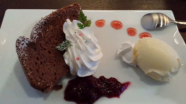 鉄板焼Dining 銀座ハンバーグ&nbsp;ケーキ・タルト,アイス・ジェラート&nbsp;ふわふわのシフォンケーキ、バニラアイスに自家製ベリーソース