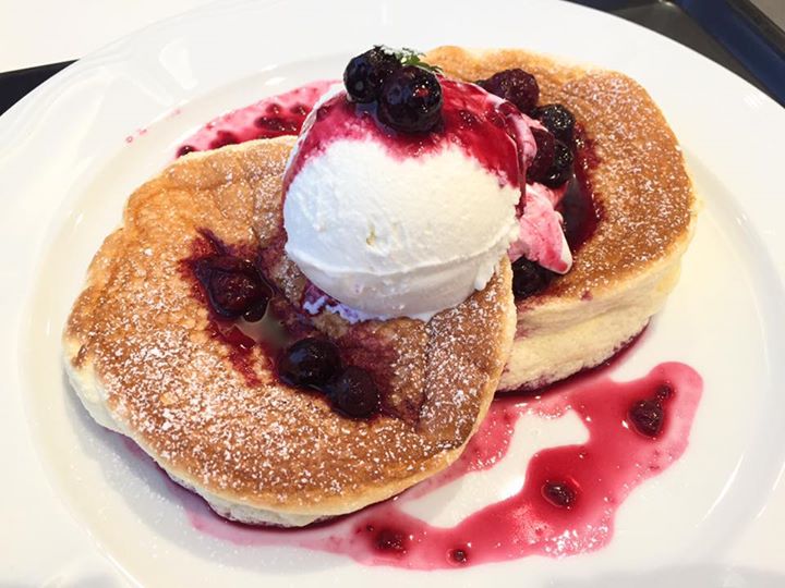 カフェことのは&nbsp;パンケーキ&nbsp;ベリーベリーパンケーキとチョコバナナパンケーキ