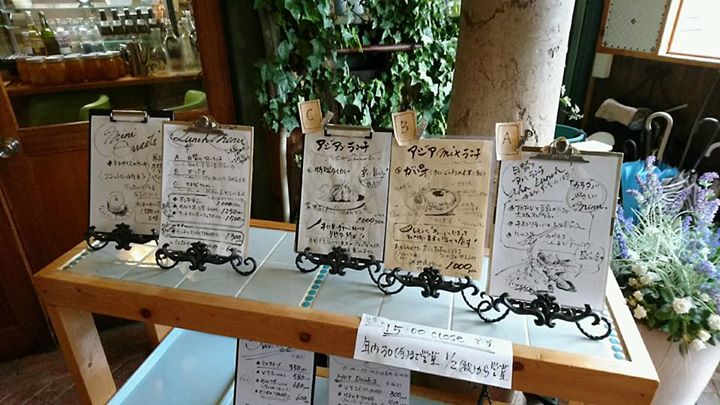 decored rooms(デコレッドルームズ) ケーキ・タルト ココッ卜ロールケーキ
(りんごコンポート、ブルーベリー付)