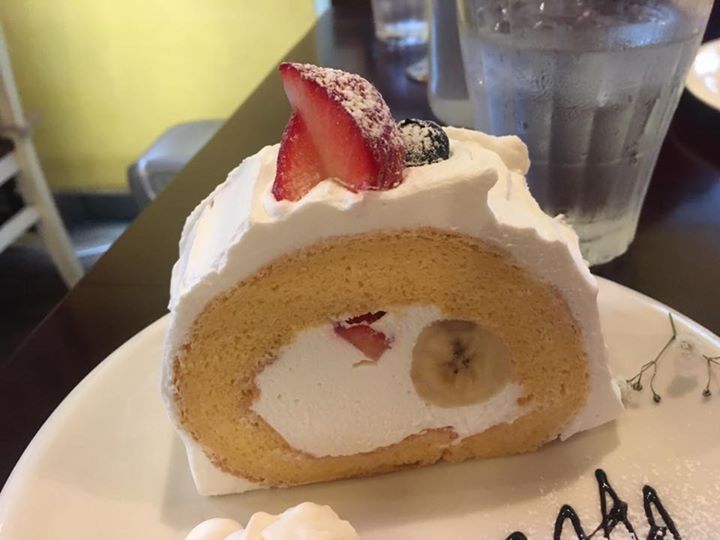 ダイニングキッチンはなぐるま&nbsp;ケーキ・タルト&nbsp;イチゴとバナナのロールケーキとキャラメルシフォン