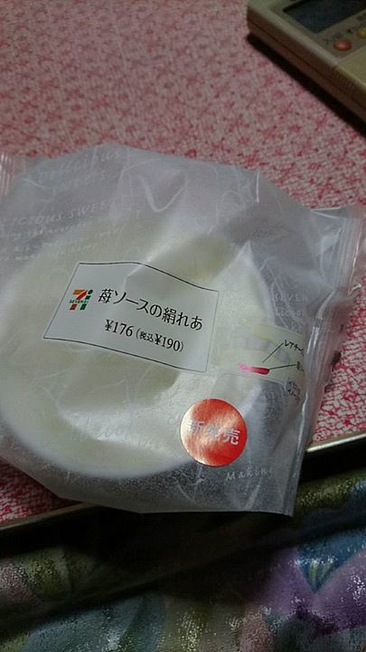 セブンイレブン&nbsp;ケーキ・タルト&nbsp;苺ソースの絹れあ