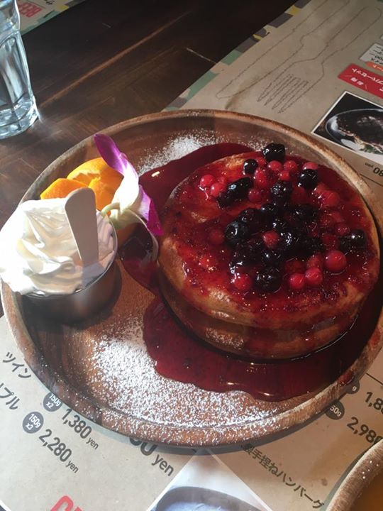 TiKi（ティキ）&nbsp;パンケーキ&nbsp;ベリーとマンゴーとバナナチョコレートのパンケーキ