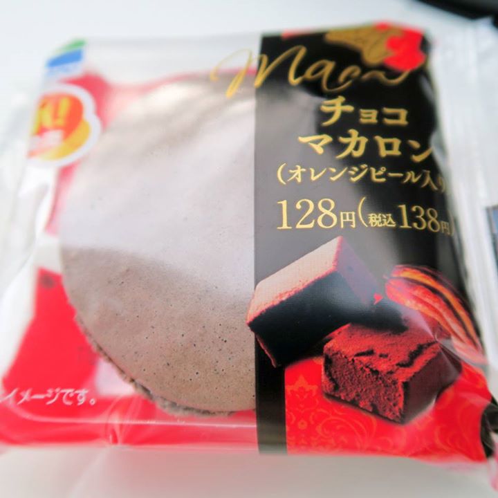ファミリーマート(FamilyMart) マカロン チョコマカロン(オレンジピール入り)