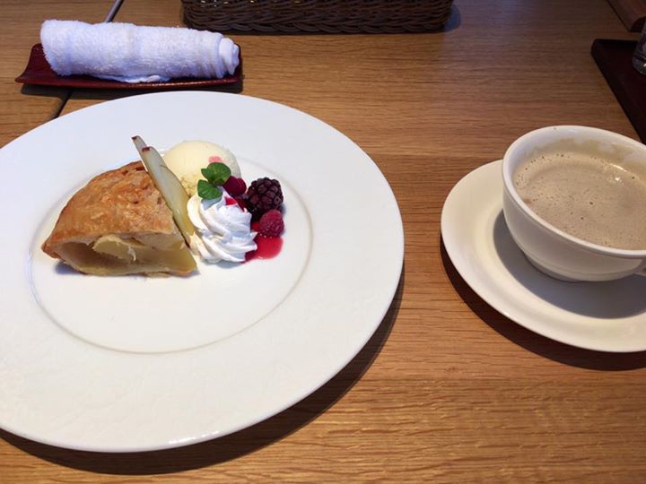 おひさまカフェ そよかぜ&nbsp;パイ&nbsp;ホットアップルパイ バニラアイスと生クリーム添え